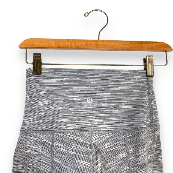 Lululemon Wunder Under Crop II *Scallop 23" Special Ed. Grey Silver Mesh Space 4 - Picture 15 of 15
